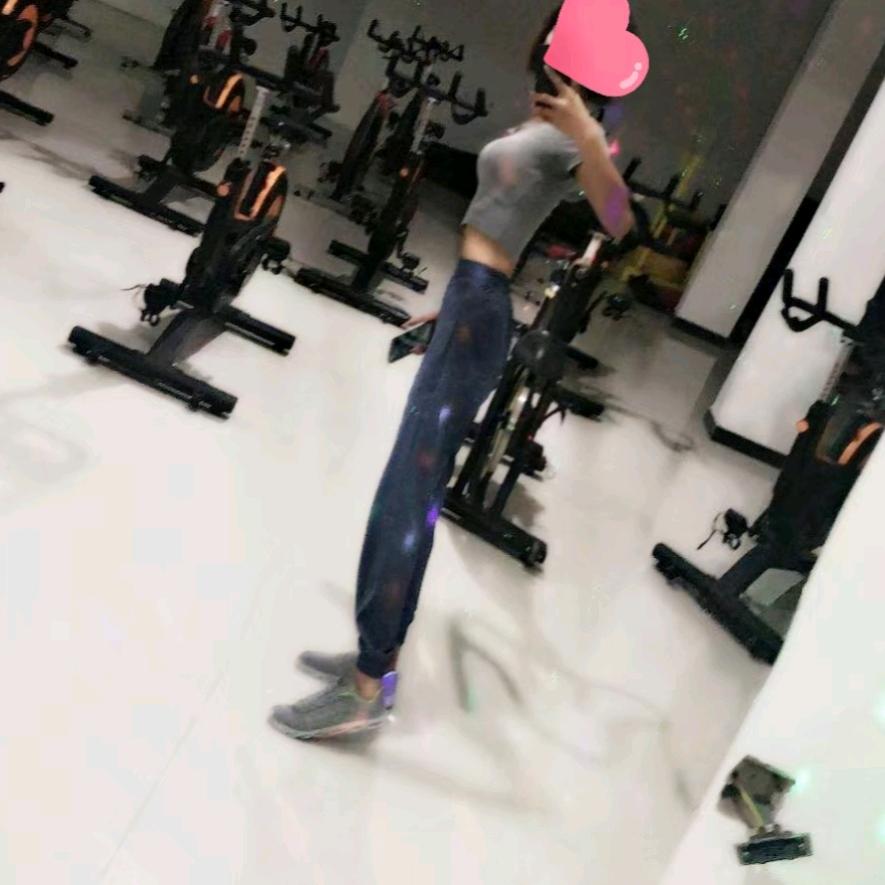 晃着呼啦圈跑步的写字人金鹰