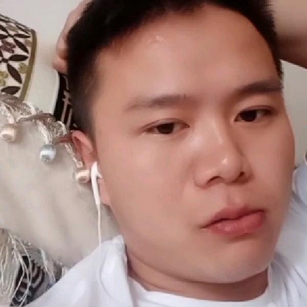 啊勇偷看了你一眼