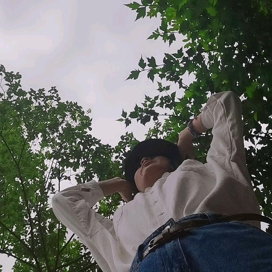 小鹿凭栏