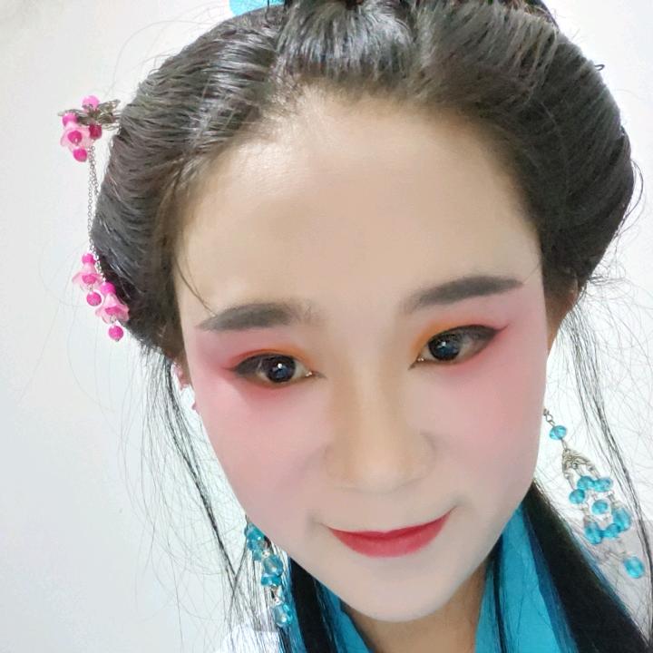 白色(❁´◡`❁)*✲ﾟ*