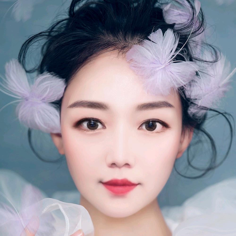 嫣然一笑。