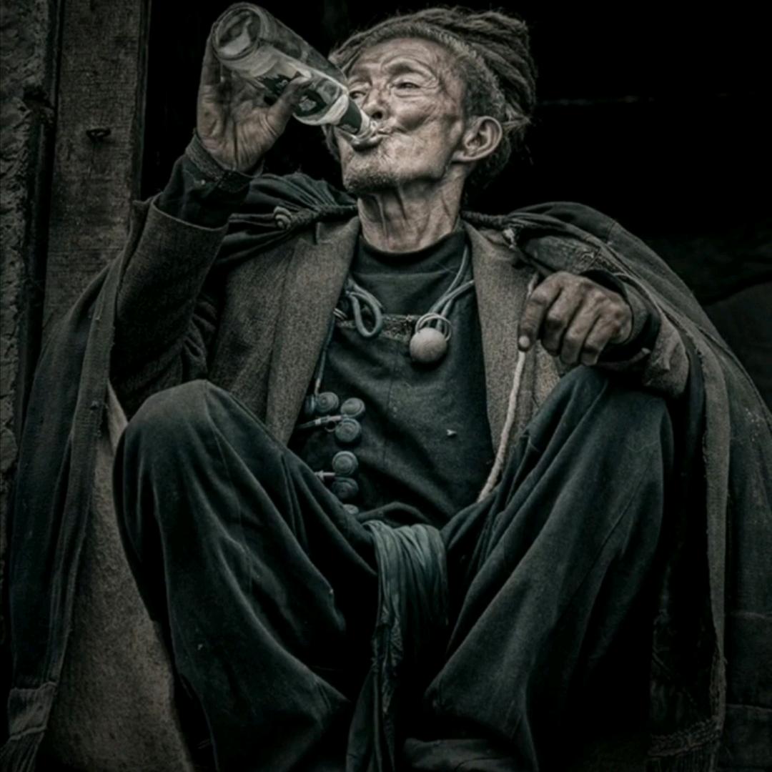 刚才外面人多。