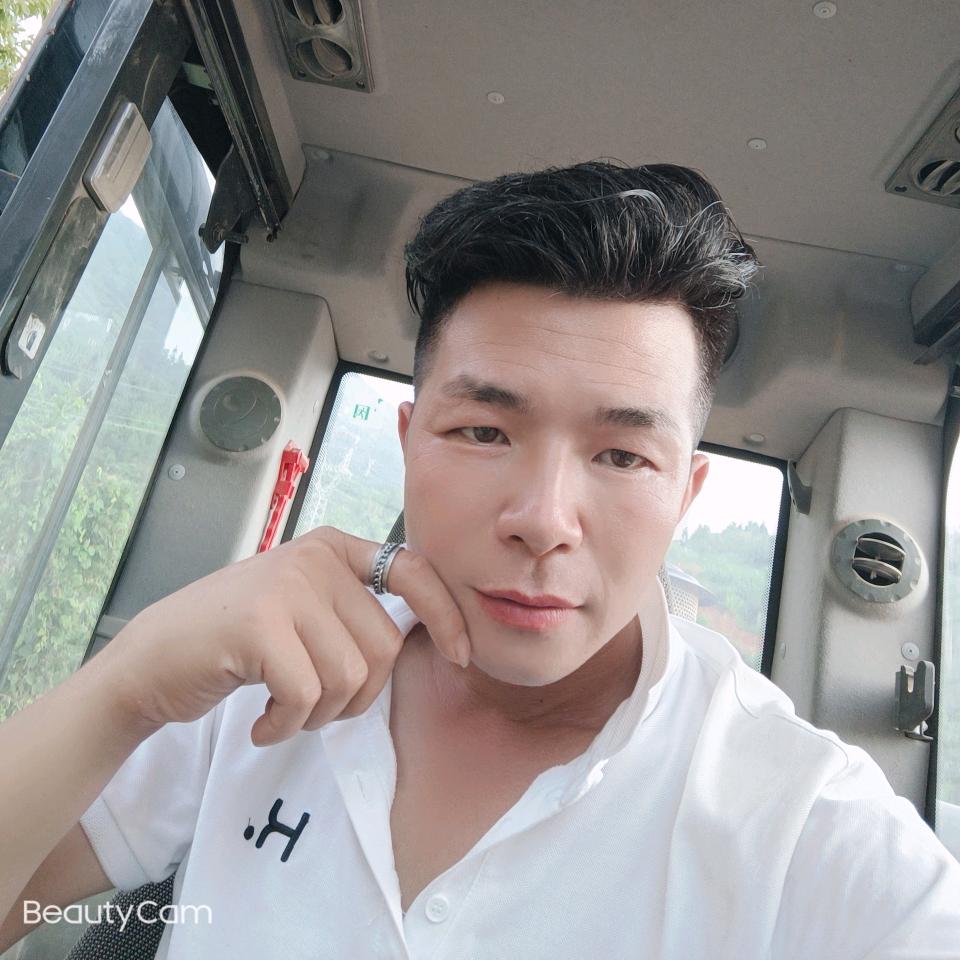 开挖掘机的凯哥