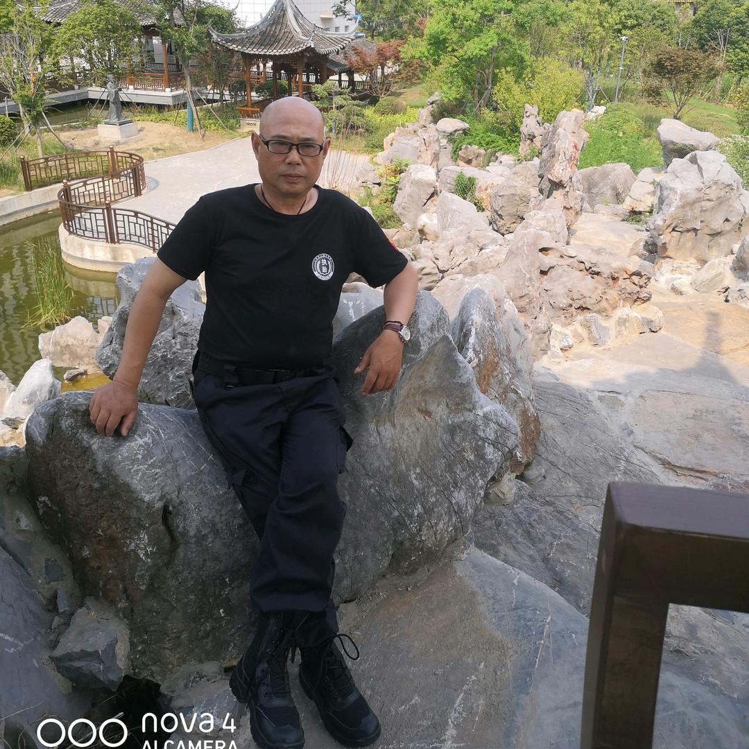 雨中的男人60后老兔子光头大叔