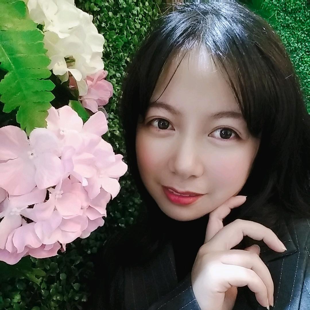 右手边的依念。头像