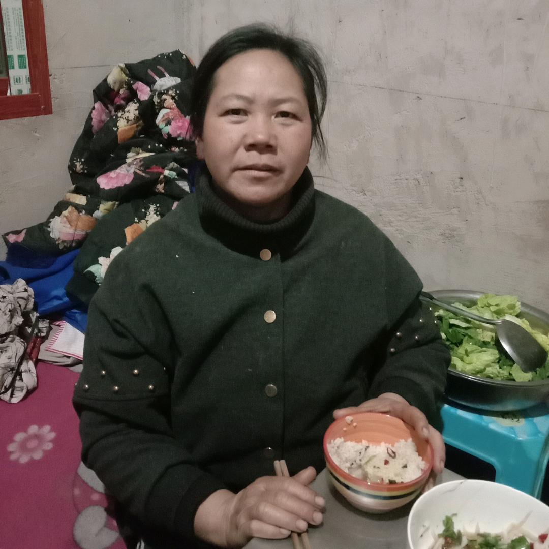 山上散养放羊妹