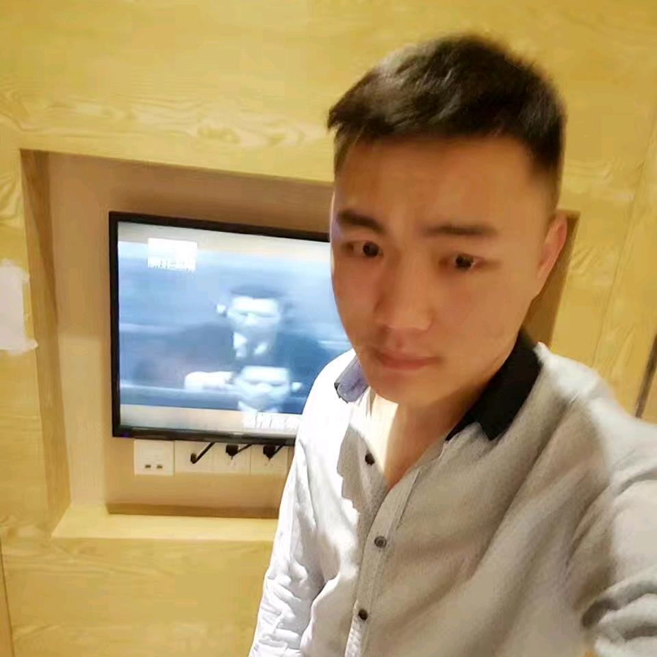 .｛村东头的那个小伙}