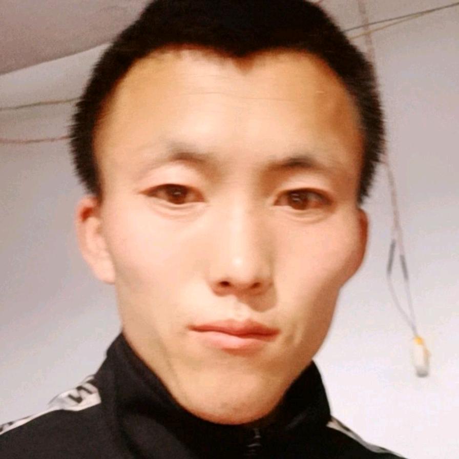 王志明。