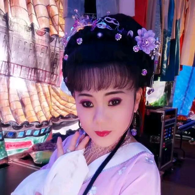 庐剧昂小红