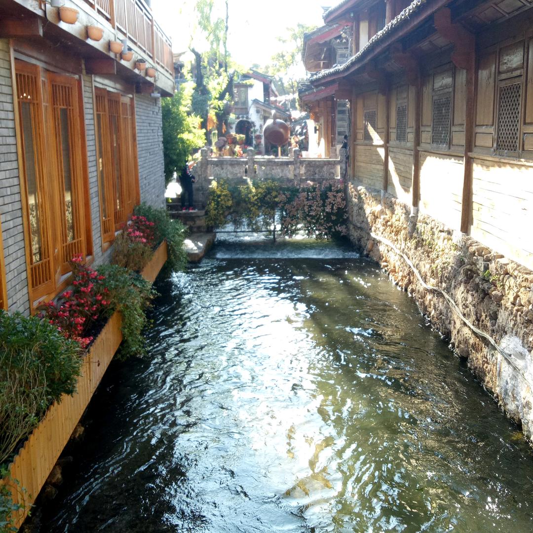 醉卧水云间