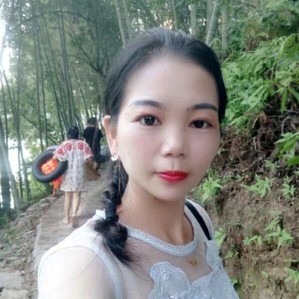 自助餐的小姐姐