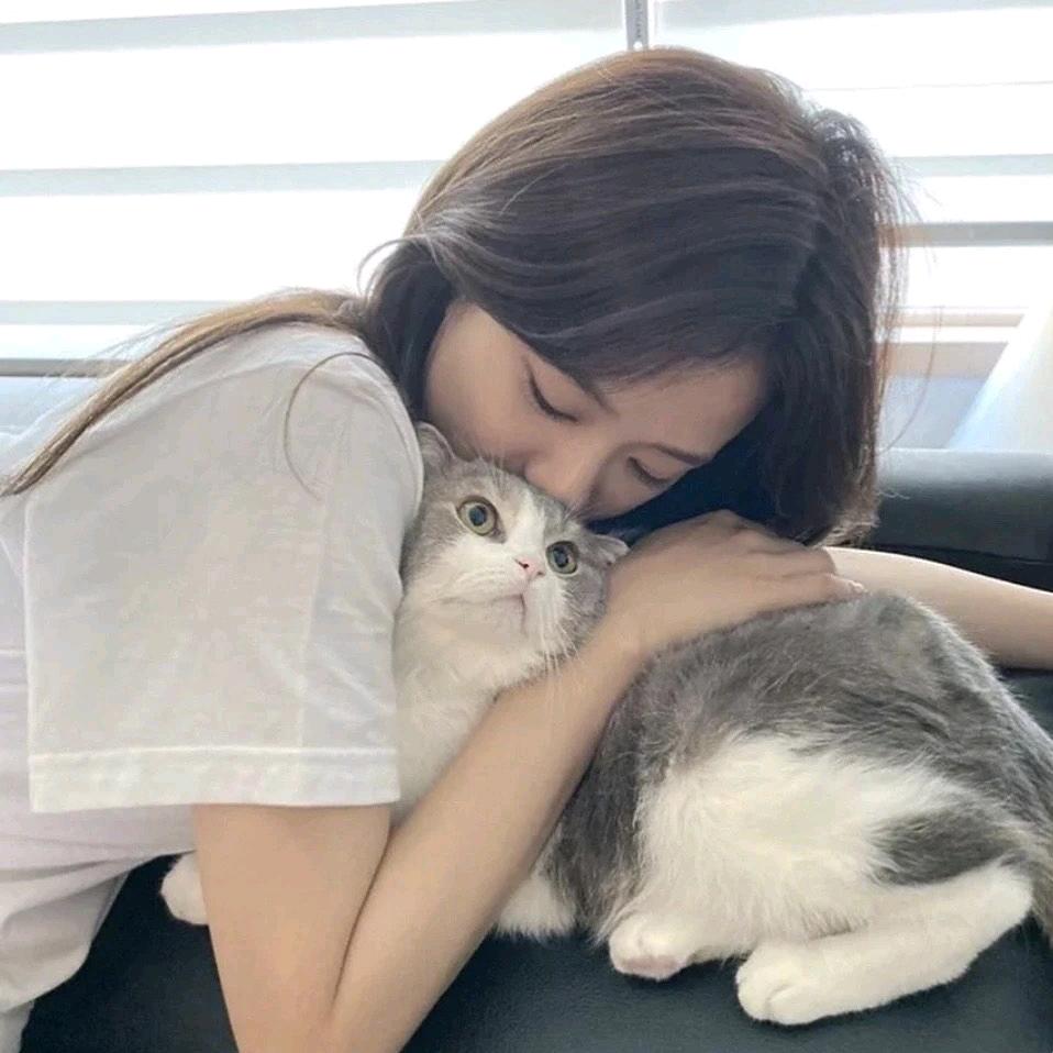 踩了牛奶的猫👣