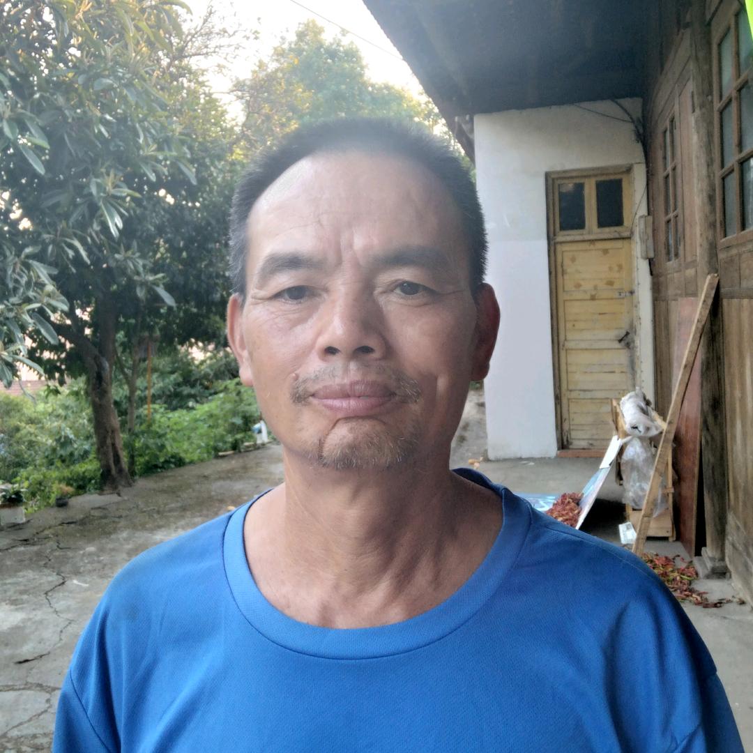 爱唱歌的杨老头