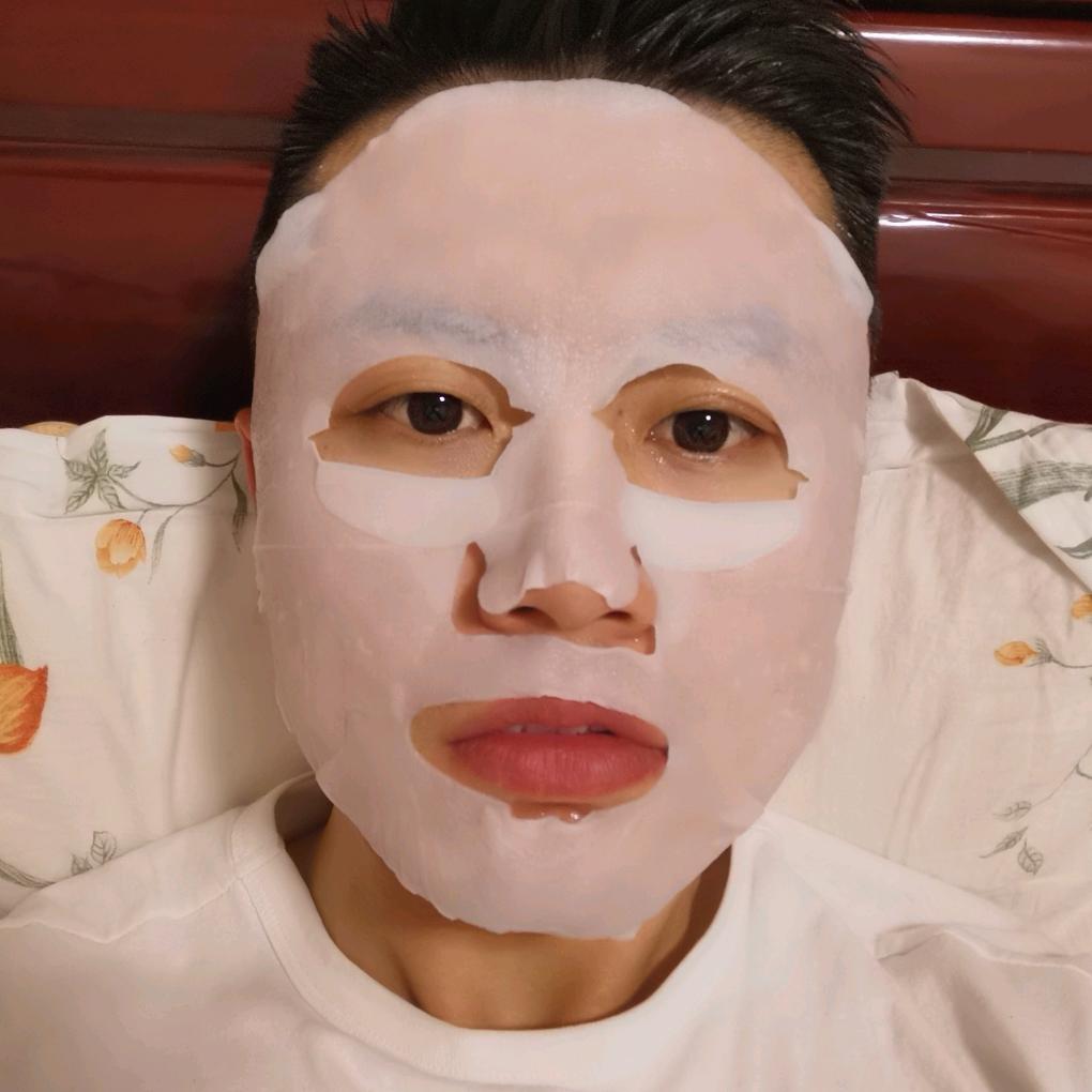 敷面膜的老男孩