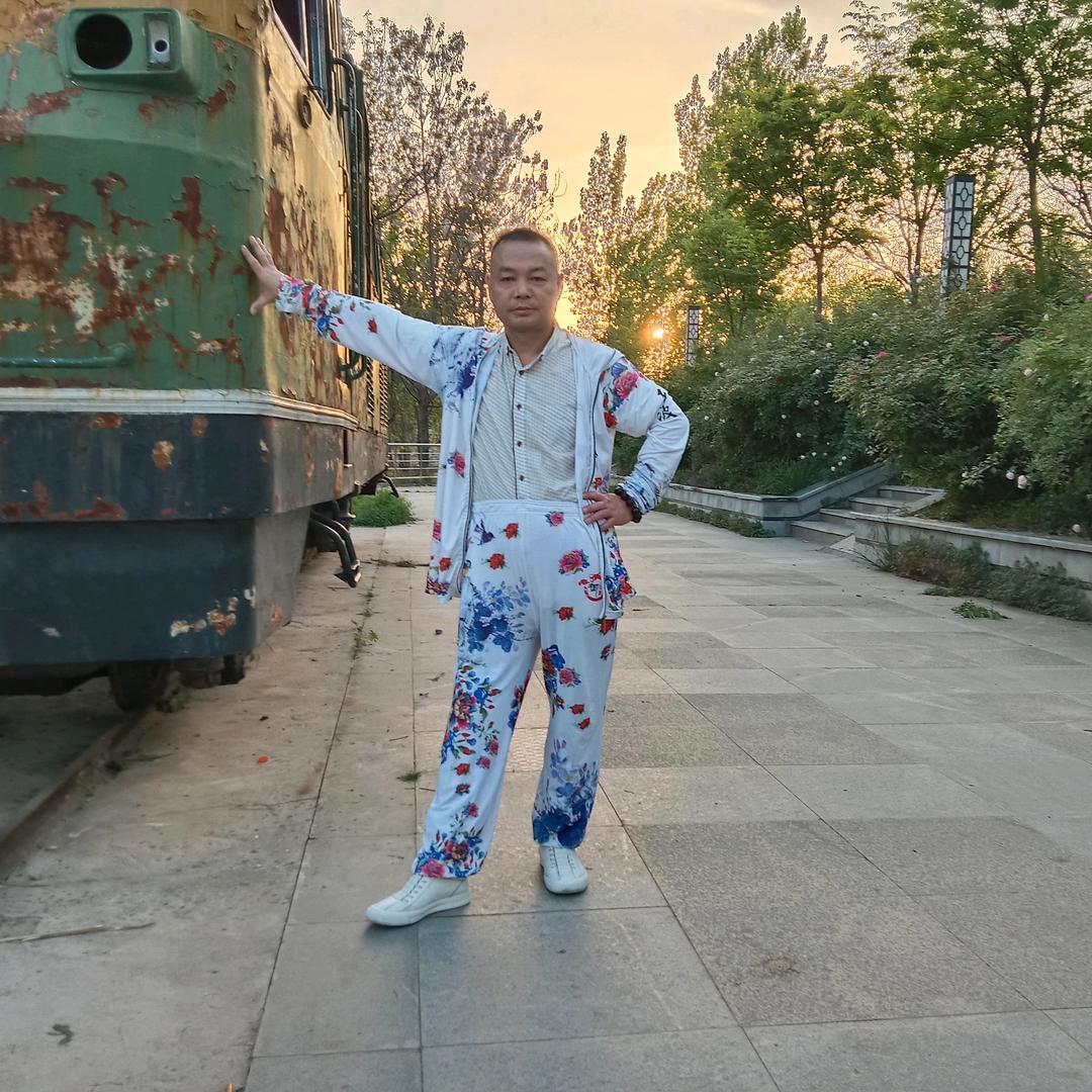 有故事的人！听着伤感的歌……