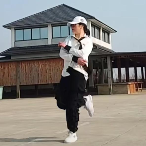 爱跳曳舞的 老板娘