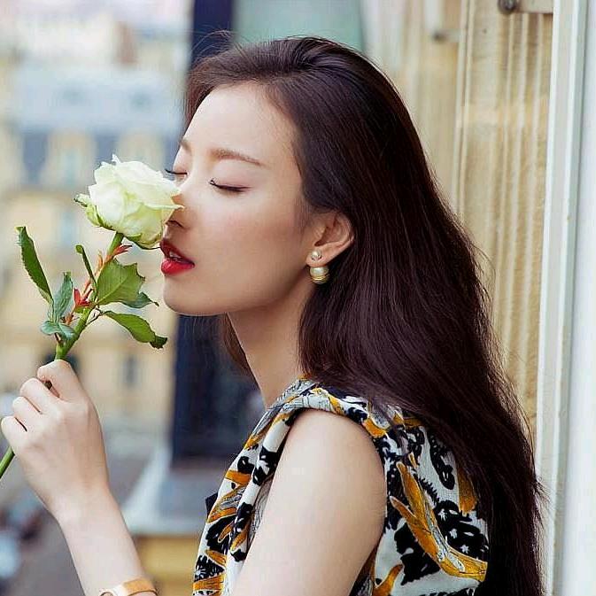 卖塑料的小姐姐