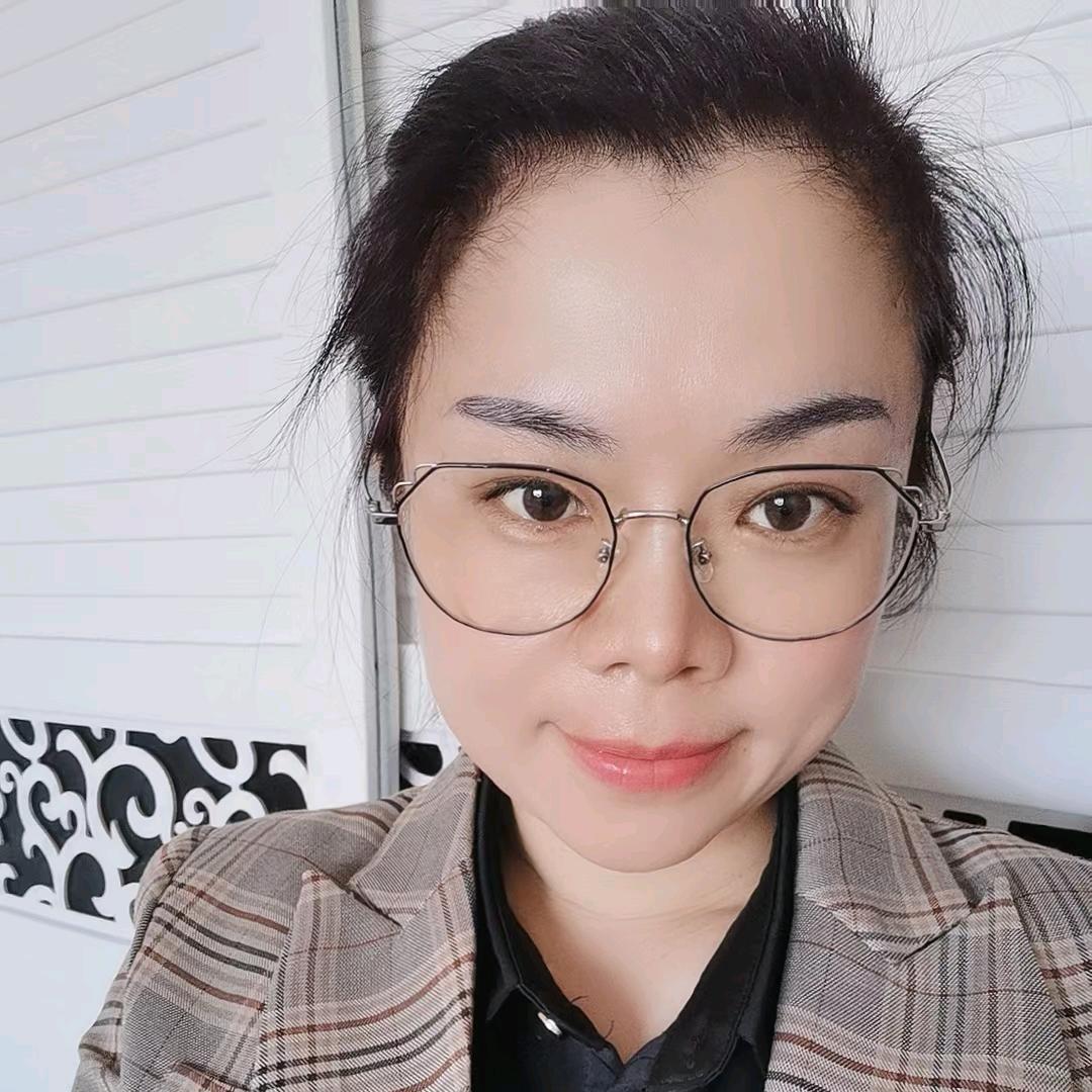 阳光下的优雅转身