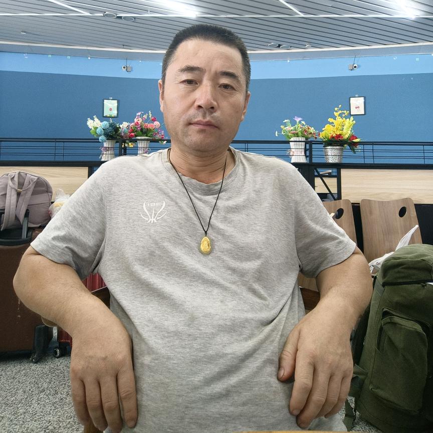 笑着退场