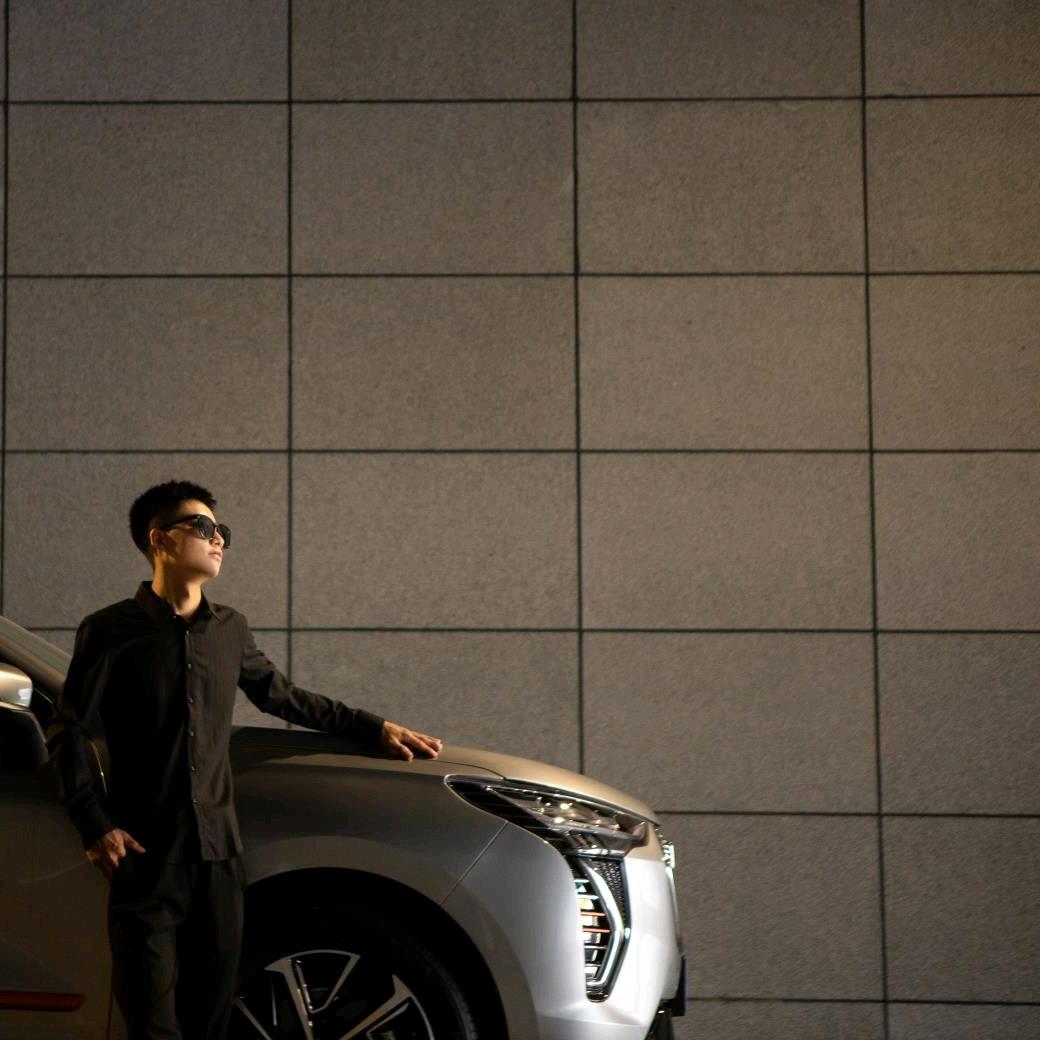 在奔波之中的年轻人