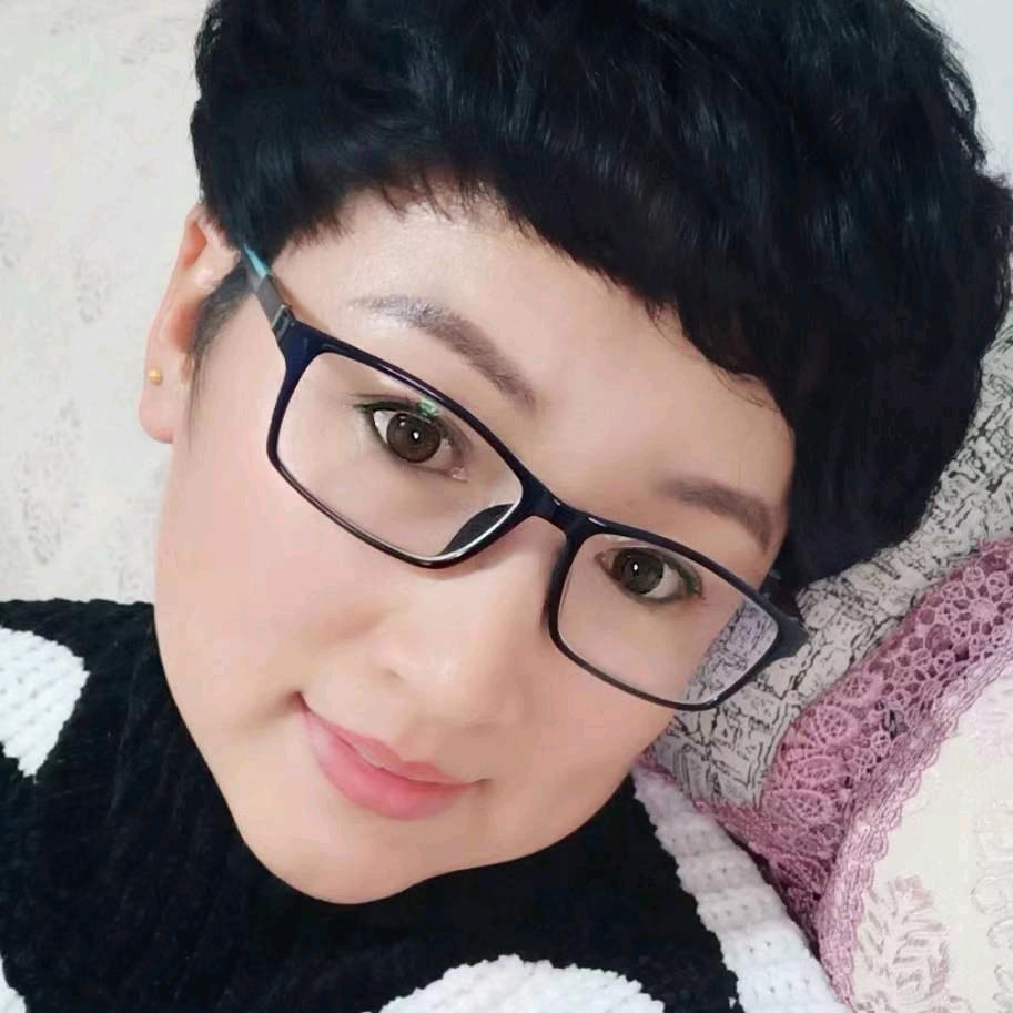 带眼镜的小姐姐