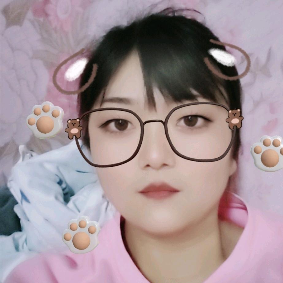 李妮专业上门剪长头发。