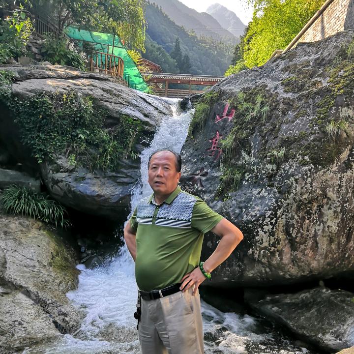 青春万岁（宝贝在橱窗