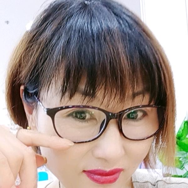 爱笑的眼镜姐姐