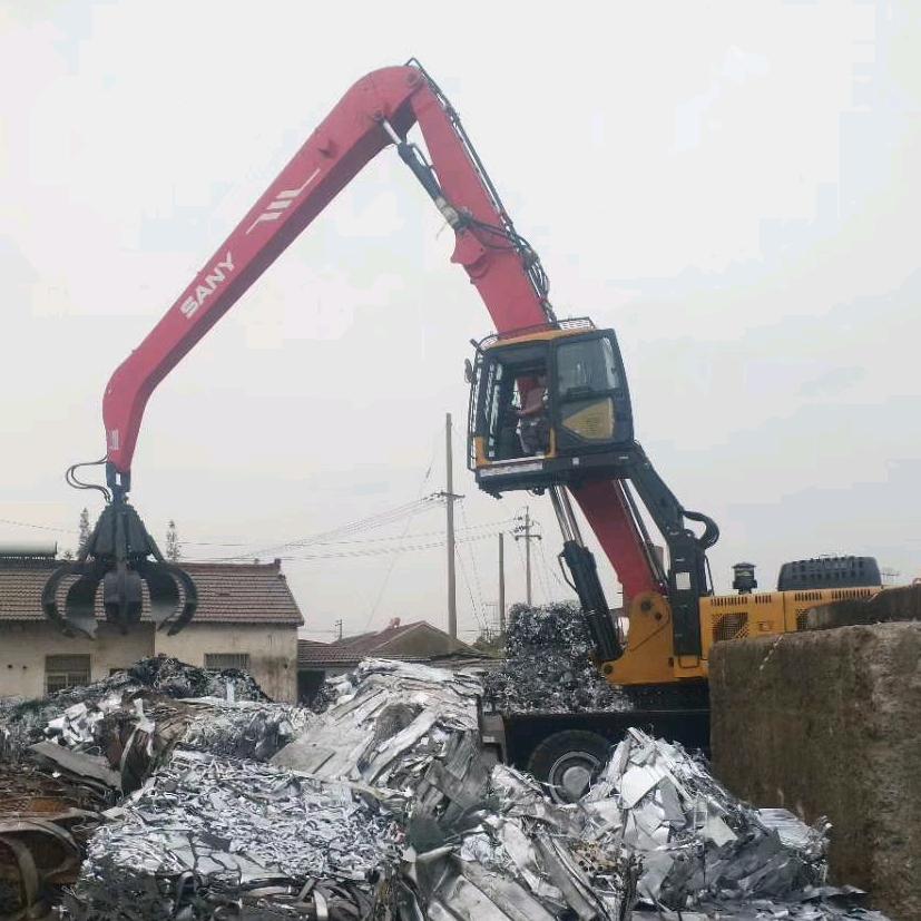 开挖机的小哥哥