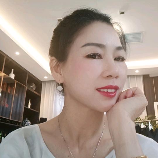 肖梅英舞蹈（穿搭在橱窗）