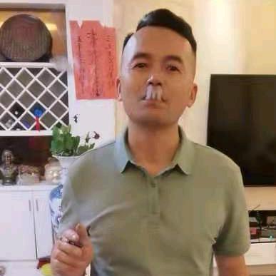 我姓张，是一名装修工，谢谢抖音的朋友，给