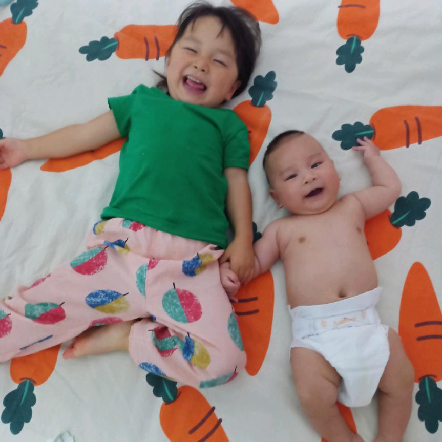 闹闹在闹 沐沐在笑