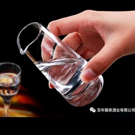 酒水一小杯