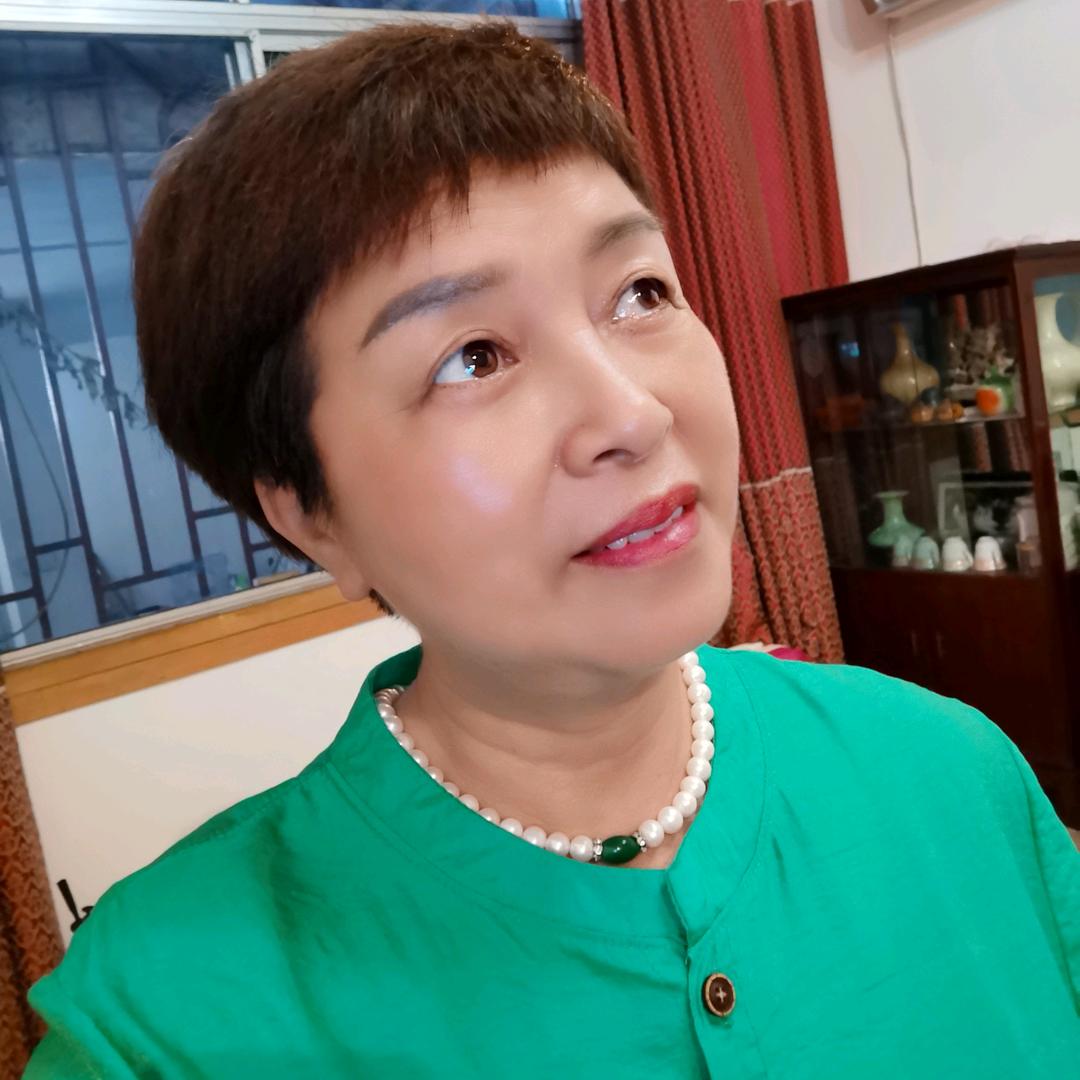 胡雅玲，多元化影视