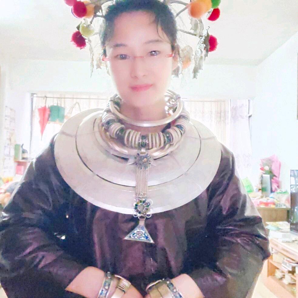 爱臭美的侗族老太