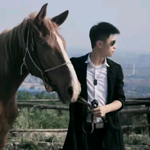 服务员来打啤酒