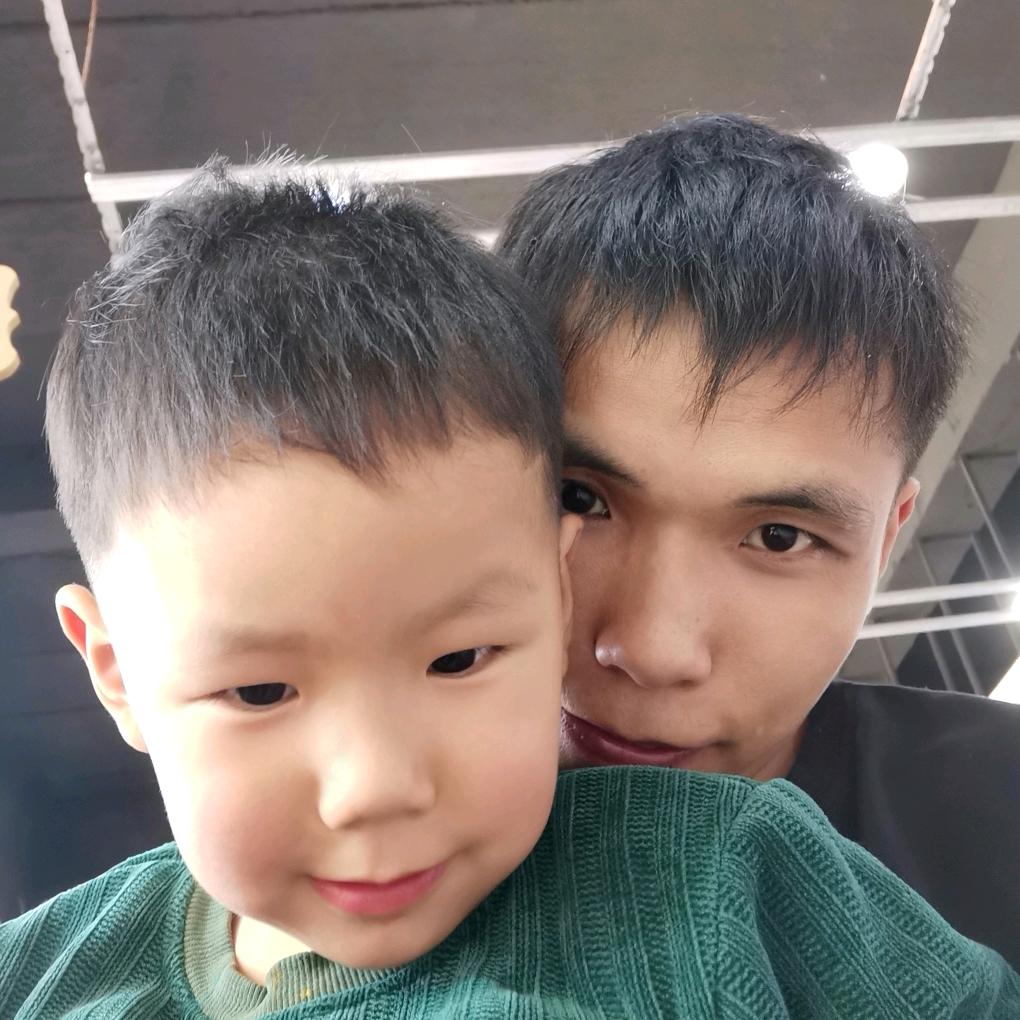 卖服装的小男孩