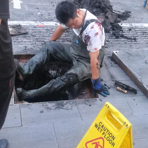 疏通管道清掏化粪池。