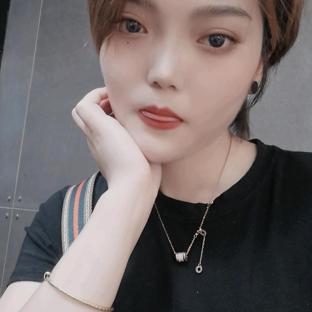 短发悦悦姐姐