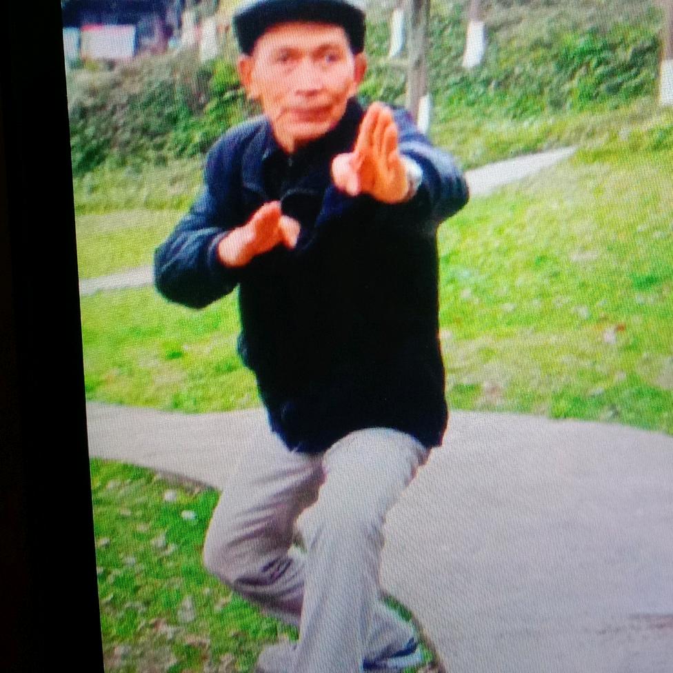 老何