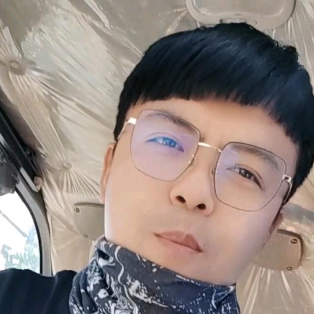 开挖机的老男孩