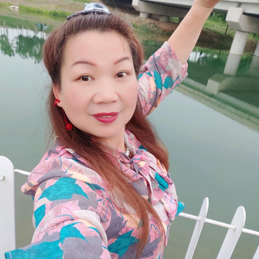 农村梅姐爱唱戏