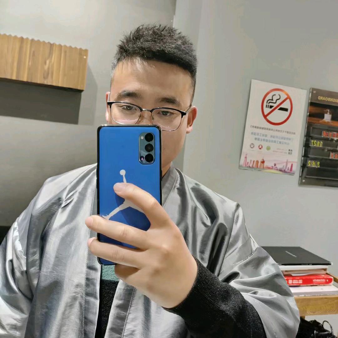 不算帅，有点暖