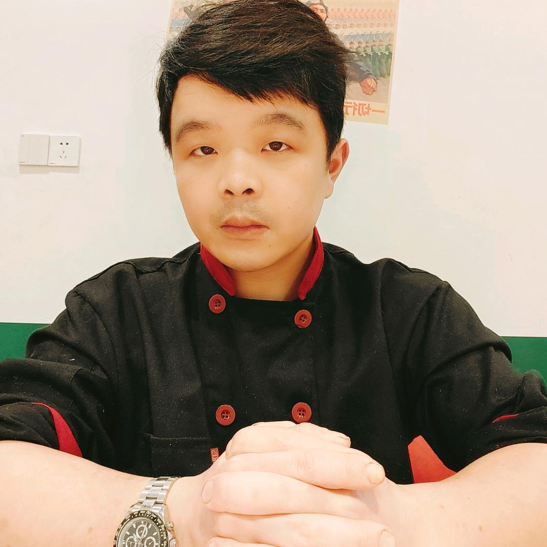 传递美食的小伙子