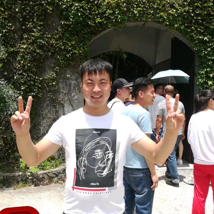 努力奋斗的年轻人