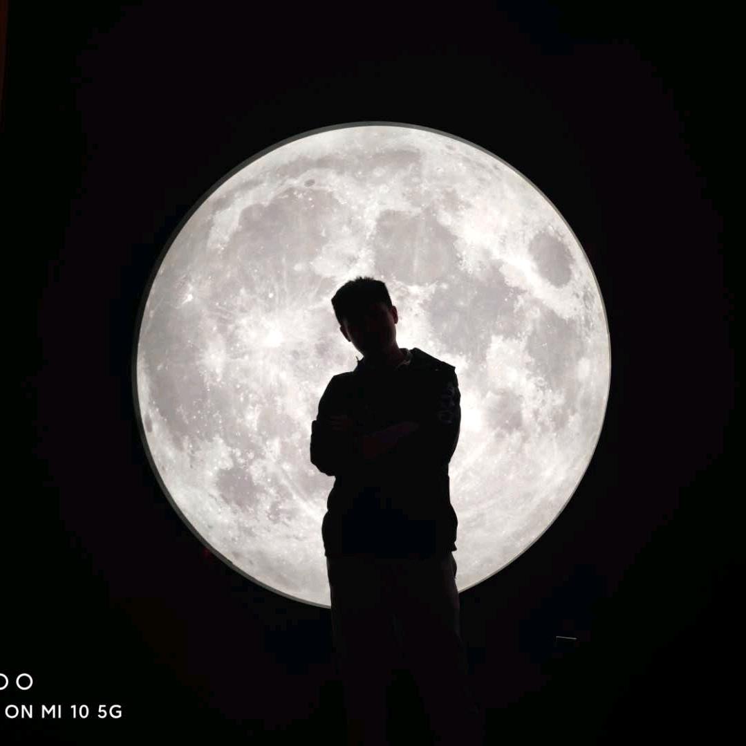 爱玩玩具的黑哥