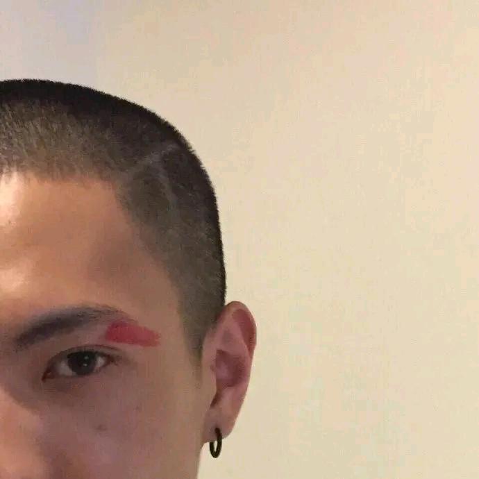 左脚踩右脚上天