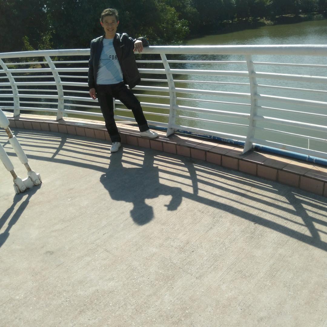 @，