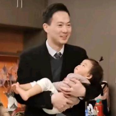 那个抱孩子的姑父
