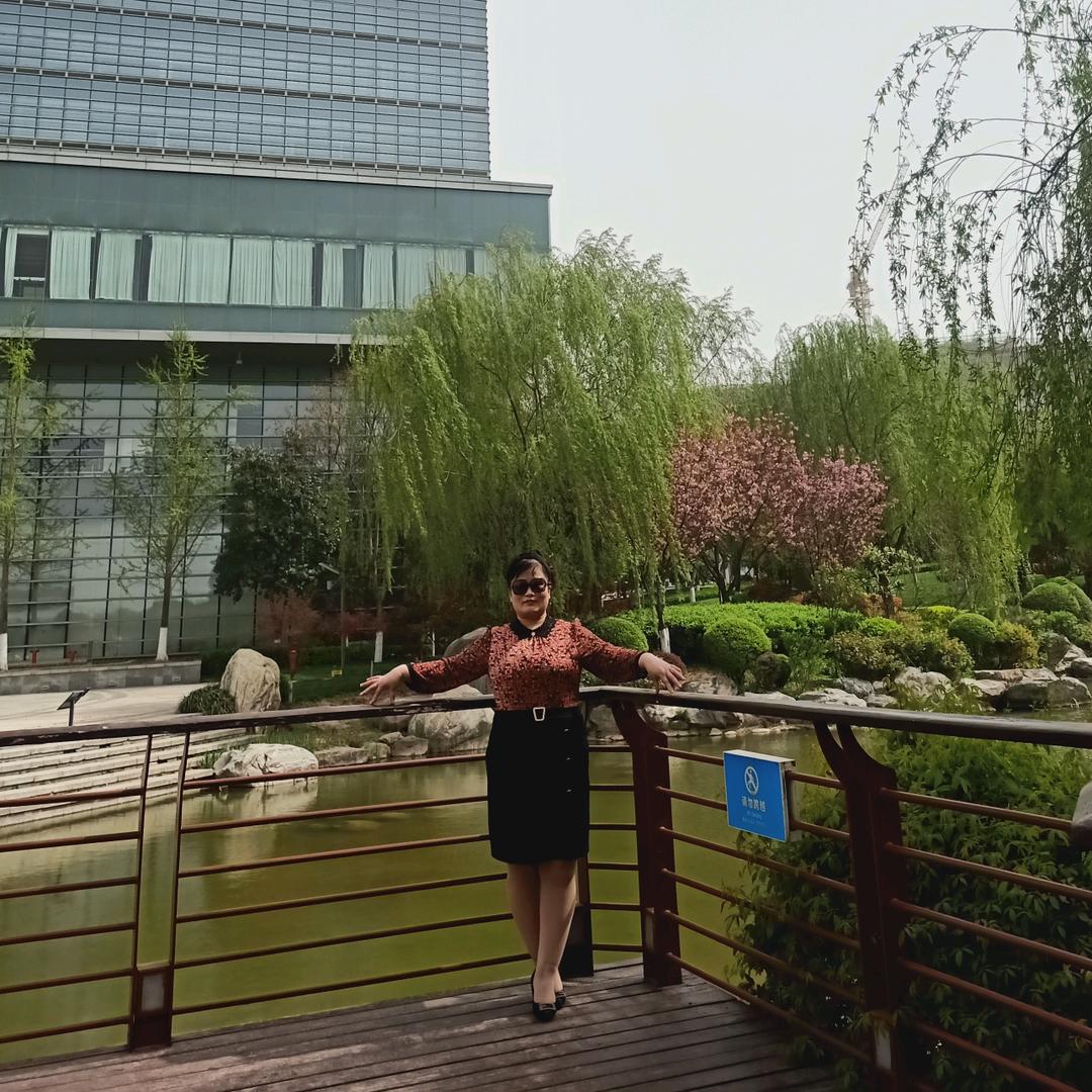 万花丛中一点红